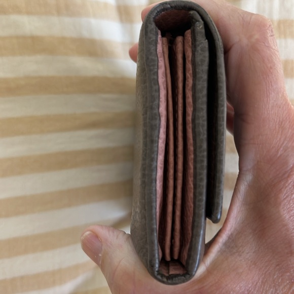 GUCCI.  CLASSIC.  Fits a Apple iPhone perfectly!!!  Euc. - Picture 13 of 13